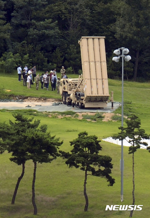 【성주=뉴시스】최동준 기자 = 12일 사드가 배치된 경북 성주골프장 사드 포대에서 국방부와 환경부 전문가들이 전자파, 소음 등 환경영향평가를 하고 있다. 2017.08.12. photocdj@newsis.com