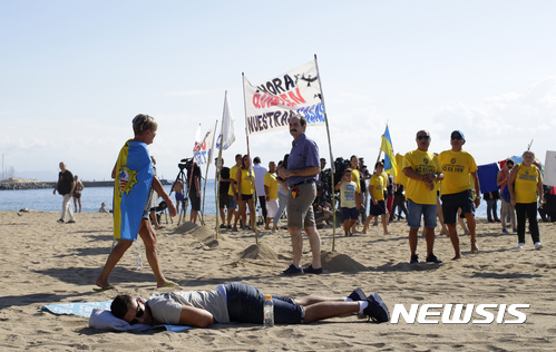 【바르셀로나=AP/뉴시스】스페인 바르셀로나 주민들이 12일(현지시간) 해변에서 관광 반대 시위를 벌이고 있다. 2017.08.13