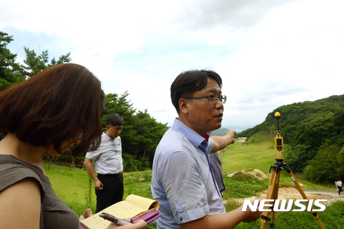【서울=뉴시스】권현구 기자 = 국방부와 환경부, 대구지방환경청 관계자들이 12일 사드(THAAD·고고도미사일방어체계)가 배치된 경북 성주 기지에서 환경영향평가를 실시하고 있다. 2017.08.12. (사진=주한미군 제공) photo@newsis.com