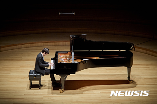 【서울=뉴시스】 조성진 롯데콘서트홀 리사이틀. 2017.08.13. (사진 = 롯데문화재단 제공) photo@newsis.com