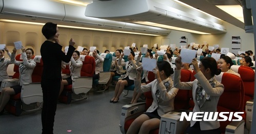 【구미=뉴시스】박홍식 기자 = 경북 구미 경운대학교(총장대행 한성욱)의 학생 1인당 교육부 재정 지원액이 전국에서 가장 높은 것으로 나타났다. 사진은 항공관광학과 학생들의 실습 수업 장면. 2017.08.13 (사진=경운대 제공) photo@newsis.com