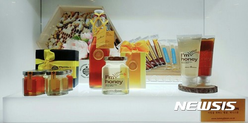  【부산=뉴시스】하경민기자 = 부산혁신센터는 천연벌꿀 제조업체인 '허니스푼'이 짜먹는 벌굴 하나로 백화점의 고객들의 마음을 사로 잡아 롯데면세점 부산점과 롯데백화점 부산본점에 정식 입점했다고 13일 밝혔다. 2017.08.13. (사진 = 부산혁신센터 제공)&nbsp;&nbsp; photo@newsis.com 