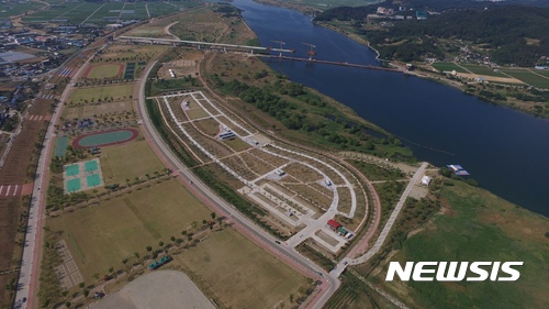 【구미=뉴시스】박홍식 기자 = 경북 구미시는 낙동강 둔치에 조성한 '구미캠핑장'을 오는 9월 개장한다고 13일 밝혔다. 구미시 지산동 낙동강 체육공원에 조성된 구미캠핑장 전경. 2017.08.13 (사진=구미시 제공)&nbsp; photo@newsis.com