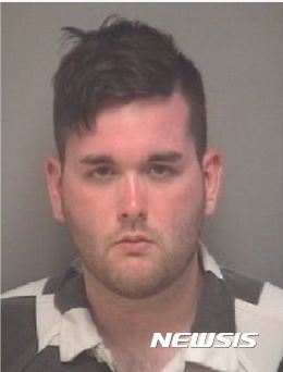 【서울=뉴시스】미국 버지니아주 샬러츠빌에서 12일(현지시간) 백인우월주의를 규탄하는 시위 현장에 자동차를 몰고 들어가 사망자 1명과 수십명의 부상자를 초래한 범인 제임스 알렉스 필즈 2세의 모습. 필즈 2세는 현장에서 체포됐다. <사진출처: CBS 뉴수 홈페이지> 2017.08.13&nbsp;&nbsp; 