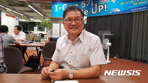 【창원=뉴시스】 홍정명 기자 = 최상기 경남창조경제혁신센터장이 지난 11일 센터 2층 교류공간에서 센터의 운영 현황에 대해 설명하고 있다.2017.08.13.&nbsp; hjm@newsis.com