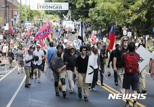 【샬러츠빌=AP/뉴시스】미국 버지니아주 샬러츠빌에서 12일(현지시간) 극우 백인우월주의자들이 인종주의의 상징인 남부연합기를 들고 행진을 벌이고 있다. 2017.08.17 