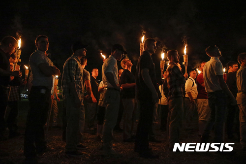 【샬러츠빌=AP/뉴시스】미국 버지니아주(州) 버지니아주립대학에서 지난 11일(현지시간) 남부동맹 기념물 철거에 반대하는 극우세력의 시위가 시작되었다. 이들은 12일에도 샬러츠빌에서 수백명이 모여 대규모 폭력 시위를 벌여 반대파 시위대와 충돌했고 반대파 시위대에 차량을 돌진시켜 1명이 죽고 26명이 부상당했다.&nbsp; 