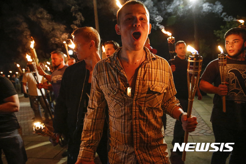 【샬러츠빌=AP/뉴시스】미국 버지니아주 버지니아주립대학에서 2017년 8월11일 남부동맹 기념물 철거에 반대하는 극우세력들이 전국에서 모여 '우익 통합' 집회를 갖고 횃불 시위 등을 펼쳤다. 주 당국은 비상사태를 선포하고 1000여명의 병력을 현장에 배치했다. 2017.08.13