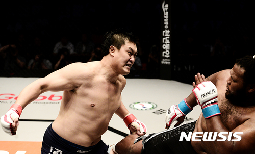 ]서울=뉴시스]2017년 강원도 원주 종합체육관에서 열린 'XIAOMI ROAD FC 041'에 출전한 명현만(왼쪽)이 크리스 바넷을 타격을 하는 모습. 2017.08.13. (사진=로드FC 제공) photo@newsis.com