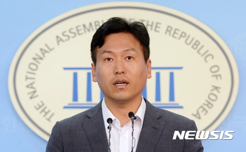 【서울=뉴시스】홍효식 기자 = 국민의당 손금주 수석 대변인이 13일 오후 서울 여의도 국회 정론관에서 한반도 평화 외교적 해법, 사드 전자파 측정, 동부대우전자 광주공장 폐쇄 관련 논평을 하고 있다. 2017.08.13.&nbsp; yesphoto@newsis.com