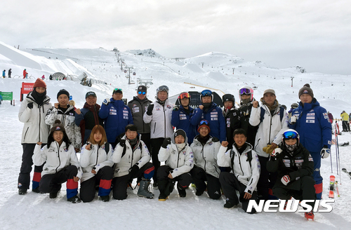 【서울=뉴시스】최동준 기자 = 대한스키협회 회장을 맡고 있는 신동빈 롯데그룹 회장이 13일 뉴질랜드 평창올림픽 스키 전지훈련장을 방문해 선수단을 격려한 뒤 기념촬영 하고 있다. 2017.08.13. (사진=롯데 제공) photo@newsis.com