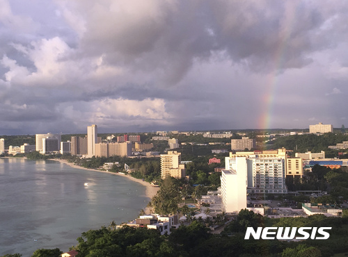  북한이 탄도 미사일로 섬 주변을 포위 타격하겠다고 위협한 미국령 괌도.