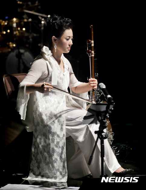  【부산=뉴시스】허상천 기자 = 국립일제강제동원역사관은 오는 19일 오후 3시 역사관 상설전시실에서‘강제동원의 아픔을 치유·공감하는 포모 콘서트(FoMo Concert)’ 세 번째 공연으로 강은일의 해금 선율을 들려 줄 ‘미래의 기억’을 개최한다고 14일 밝혔다. 2017.08.14. (사진 = 역사관 제공) photo@newsis.com