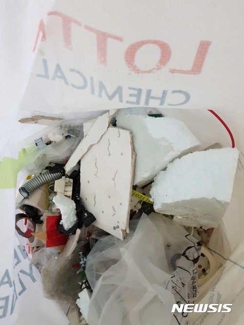 【과천=뉴시스】 장태영기자 = 경기 과천시 관문초교 석면철거공사 현장에서 백석면이 검출된 것과 관련해 정부당국이 지난 11일 해당학교에 대한 현장조사를 실시했다. 이날 시료채취 등을 조사를 진행하는 과정에서 미반출된 석면폐기물이 일반 폐기물과 함께 담겨있는 것이 발견됐다. 사진은 자루에 담겨진 석면폐기물. 2017.08.14. (사진=관문초 비대위 제공) photo@newsis.com