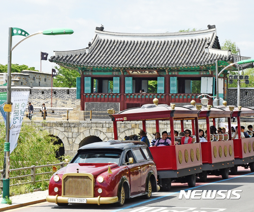 【수원=뉴시스】김경호 기자= 14일부터 경기 수원남문시장에서도 탑승이 가능하게 된 '화성어차'. 