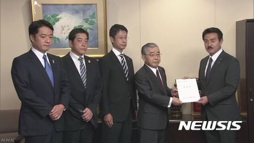 【서울=뉴시스】 북한이 중장거리 탄도미사일(IRBM) 4발을 괌 주변 해역에 발사를 예고하며, 미사일 통과 예상지로 거론한 일본 시마네(島根), 히로시마(廣島), 고치(高知)현 및 미사일이 통과 우려가 있는 에히메(愛媛)현 4개 현지사가 14일 도쿄 외무성을 방문해 사토 마하시사(佐藤正久) 일본 외무성 부(副)대신에게 이와 관련한 긴급요청서를 전달하고 있다. (사진출처: NHK) 2017.08.14. 