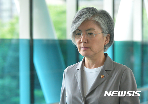 【서울=뉴시스】고승민 기자 = 북한의 거듭된 도발 예고로 한반도 긴장이 고조됨에 따라 휴가(11-16일) 중 조기 복귀한 강경화 외교부 장관이 14일 오전 서울 외교부 청사로 출근, 이날 열리는 경제현안간담회에 참석하기 위해 정부서울청사로 향하고 있다. 2017.08.14. kkssmm99@newsis.com
