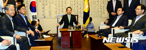 【서울=뉴시스】박영태 기자 = 14일 오전 서울 영등포구 여의도 국회 국회의장 접견실에서 진행된 정세균 국회의장과 교섭단체 4당 원내대표단 회동에서 정세균 의장이 모두발언을 하고 있다. 왼쪽부터 김동철 국민의당 원내대표, 우원식 더불어민주당 원내대표, 정세균 의장, 정우택 자유한국당 원내대표, 주호영 바른정당 원내대표. 2017.08.14.since1999@newsis.com