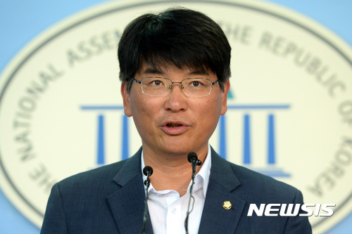 【서울=뉴시스】이영환 기자 = 더불어민주당 박완주 수석대변인. 2017.08.14. 20hwan@newsis.com