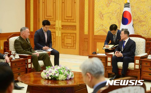 【서울=뉴시스】전신 기자 = 문재인 대통령이 14일 청와대 본관 접견실에서 조지프 던포드 미국 합참의장과 만나 대화를 나누고 있다. 2017.08.14.&nbsp; photo1006@newsis.com