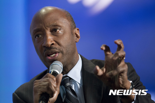 【뉴욕=AP/뉴시스】글로벌 제약회사 '머크(Merck)'의 케네스 프레이저 회장이 14일(현지시간) 도널드 트럼프 미국 대통령의 비즈니스 자문위원회에서 사퇴했다. 아프리카계 미국인인 프레이저 회장은 이날 성명을 통해 "미국의 지도자는 모든 사람이 평등하게 태어났다는 미국의 이상에 반하는 증오와 편협함, 집단우월주의 등을 분명히 거부함으로써 우리나라의 근본적인 가치를 존중해야 한다"고 밝혔다. 이는 최근 버지니아주 샬러츠빌에서 벌어진 백인우월주의자들의 폭려시위에 대한 트럼프 대통령의 대응에 실망한 움직임으로 해석된다. 트럼프 대통령은 사태가 벌어진 후 한참이 지나서야 '여러 당사자들(on many sides)’에게 책임을 돌리는 성명을 발표해 부적절한 태도를 보였다는 비판을 받고 있다. 사진은 지난 2015년9월27일 뉴욕에서 열린 '더 퓨어 오브 임팩트(The Future of Impact)' 세션에 참석한 프레이저 회장의 모습. 2017.08.14