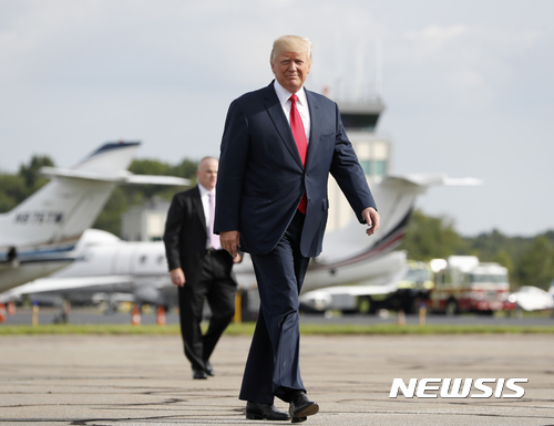 【모리스타운=AP/뉴시스】 뉴저지주 소유 베드민스터 골프장에서 보름간 실무 휴가 중인 도널드 트럼프 미 대통령이 14일 중국 관련 행정명령 서명 차 백악관에 가기 위해 지방 공항에서 에어포스원으로 걸어가고 있다. 2017. 8. 14.