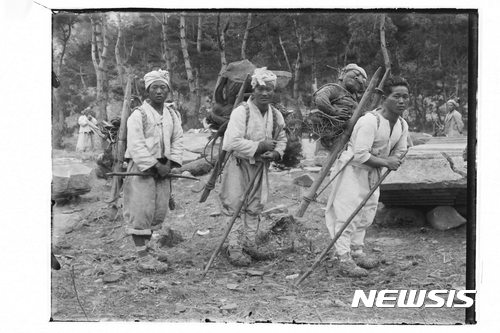 【경주=뉴시스】강진구 기자 = 경상북도와 (사)한국국외문화재연구원(원장 박영석)은 경주학연구원, 경주세계문화엑스포와 함께 오는 9월 1일부터 10월 31일까지 2개월간 ‘90년 전 흑백사진에 담긴 우리문화재’전을 경주엑스포 문화센터 전시실에서 개최한다고 15일 밝혔다.사진은 이번에 공개되는 원원사 지게꾼.2017.08.15.(사진=한국국외문화재연구원 제공) photo@newsis.com