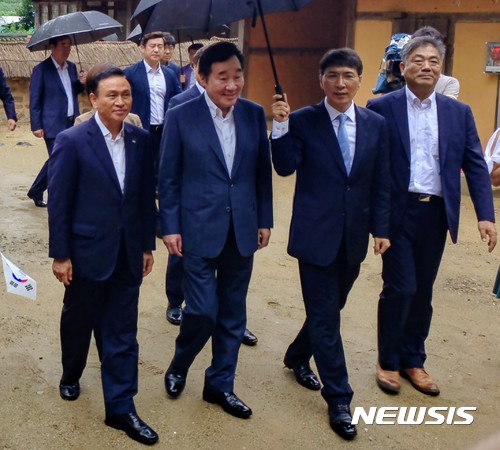 【천안=뉴시스】이종익 기자 = 이낙연 국무총리(사진 왼쪽 두번째)가 광복절인 15일 오후 구본영 천안시장(왼쪽 첫번째)과 안희정 충남도지사(오른쪽 두번재), 전종한 천안시의장과 함께 천안시 동남구 병천면의 유관순 열사 생가를 방문하고 있다. 2017.08.15. 007news@newsis.com