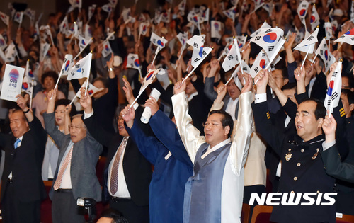 【인천=뉴시스】함상환 기자 = 유정복 인천시장(앞줄 오른쪽에서 두번째)이 15일 인천문화예술회관에서 열린 '제72주년 광복절' 기념식에서 참석자들과 만세삼창을 하고 있다.2017.08.15.(사진=인천시 제공)hsh3355@newsis.com