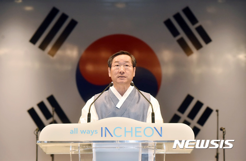【인천=뉴시스】함상환 기자 = 유정복 인천시장이 15일 인천문화예술회관에서 열린 '제72주년 광복절' 기념식에서 경축사를 하고 있다.2017.08.15.(사진=인천시 제공)hsh3355@newsis.com