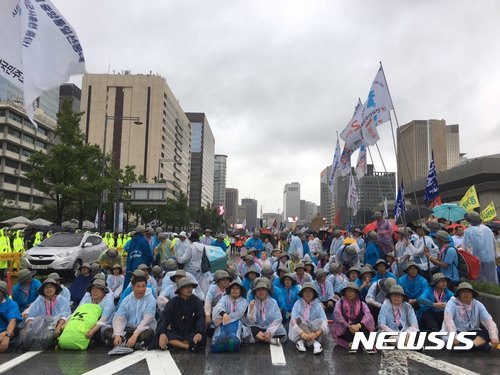 【서울=뉴시스】 김지현 기자 = 민주노총과 한국진보연대 등 200여개 시민단체가 모여 구성한 '8·15범국민평화행동 추진위원회'는 이날 오후 3시30분 서울시청 앞 서울광장에서 주최측 추산 1만여명(경찰추산 6000여명)이 참여한 가운데 '8·15범국민대회'를 개최했다. 이날 집회 참가자 일부는 미국 대사관 앞 부근 도로에서 연좌시위를 벌였다. 2017.08.15 fine@newsis.com