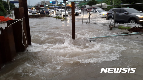 【울산=뉴시스】박일호 기자 = 15일 오후 4시42분께 울산시 남구 두왕사거리 인근 송수관로가 파열돼 도로가 침수되는 사고가 발생했다. 2017.08.15. piho@newsis.com