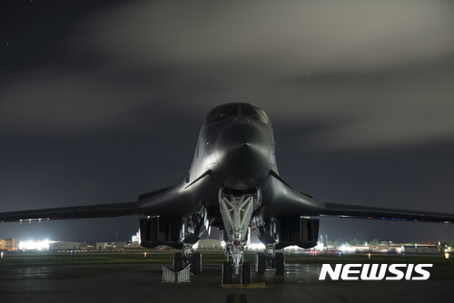 【하갓냐(괌) = AP/뉴시스】 미군이 제공한 괌의 앤더슨 공군기지에 대기중인 미 B-1B 전략폭격기의 사진. 괌 주민들은 북미 대결이 치열한 양상을 보이자 14일(현지시간) 수도 하갓냐의 공원에 모여 전쟁 반대 평화기원 집회를 가졌다.&nbsp; 