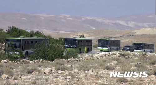 【아르살 (레바논) = AP/뉴시스】 = 시리아 남부와의 국경지대에 있는 레바논의 아르살 마을에서 8월 14일 반군단체인 레반트 부대원들과 가족들이 버스로 이 곳을 떠나고 있다. 유엔은 이 국경지대에 무려 5만명의 여성 어린이등 피난민들이 있으며 구호가 시급하다고 파란 하크 부대변인을 통해 밝혔다.&nbsp; 