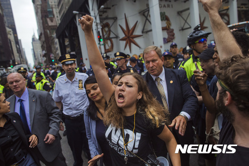 【뉴욕=AP/뉴시스】7일(현지시간) 미국 뉴욕의 트럼프타워 앞에서 도널드 트럼프 미국 대통령을 반대하는 시위가 진행되고 있다. 2017.8.15.