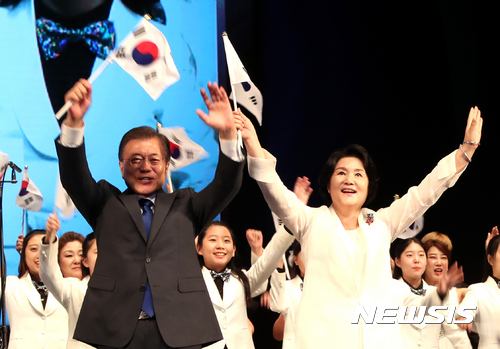 【서울=뉴시스】전진환 기자 = 문재인 대통령이 부인 김정숙 여사와 15일 오전 제72주년 광복절 경축식이 열린 서울 종로구 세종문화회관에서 만세삼창을 하고 있다. 2017.08.15. amin2@newsis.com