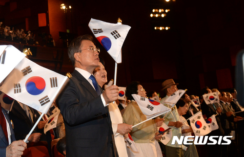 【서울=뉴시스】전진환 기자 = 문재인 대통령이 부인 김정숙 여사, 참석자들과 15일 오전 제72주년 광복절 경축식이 열린 서울 종로구 세종문화회관에서 광복절 노래를 제창하고 있다. 2017.08.15. amin2@newsis.com