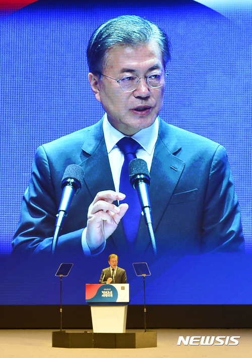 【서울=뉴시스】최동준 기자 = 문재인 대통령이 15일 서울 종로구 세종문화회관에서 열린 제72주년 광복절 경축식에서 경축사를 하고 있다. 2017.08.15. photocdj@newsis.com