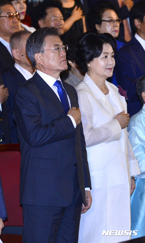 【서울=뉴시스】전진환 기자 = 문재인 대통령이 부인 김정숙 여사와 15일 오전 제72주년 광복절 경축식이 열린 서울 종로구 세종문화회관에서 국민의례를 하고 있다. 2017.08.15. amin2@newsis.com