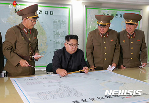 【서울=뉴시스】김정은 조선노동당 위원장 겸 국무위원장, 조선인민군 최고사령관이 지난 14일14일 조선인민군 전략군사령부를 시찰했다고 조선중앙TV가 15일 보도했다. 이날 시찰에는 총정치국장인 황병서 차수, 중앙위원회 김정식 부부장이 동행했다. 김정은 위원장은 사령부지휘소에서 전략군이 준비하고 있는 괌 포위 사격방안에 대해 김락경대장의 결심보고를 청취하고, 이 자리에서 "미국놈들의 행태를 좀 더 지켜볼 것"이라고 말했다. 2017.08.15. (사진=조선중앙TV 캡처) photo@newsis.com