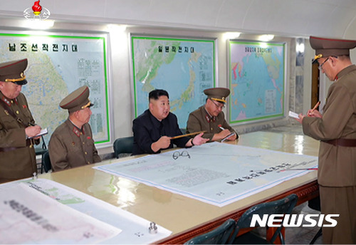 【서울=뉴시스】김정은 조선노동당 위원장 겸 국무위원장, 조선인민군 최고사령관이 지난 14일14일 조선인민군 전략군사령부를 시찰했다고 조선중앙TV가 15일 보도했다. 이날 시찰에는 총정치국장인 황병서 차수, 중앙위원회 김정식 부부장이 동행했다. 김정은 위원장은 사령부지휘소에서 전략군이 준비하고 있는 괌 포위 사격방안에 대해 김락경대장의 결심보고를 청취하고, 이 자리에서 "미국놈들의 행태를 좀 더 지켜볼 것"이라고 말했다. 2017.08.15. (사진=조선중앙TV 캡처) photo@newsis.com