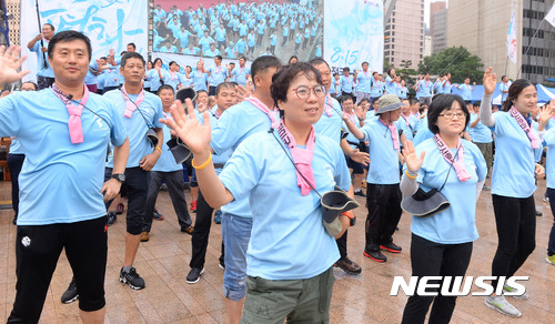 【서울=뉴시스】배훈식 기자 = 제72주년 광복절인 15일 오후 서울 중구 서울광장에서 열린 민주노총 8.15 전국노동자대회 참석자들이 율동을 하며 사드배치 중단을 촉구하고 있다. 2017.08.15. dahora83@newsis.com