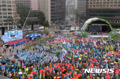 【서울=뉴시스】배훈식 기자 = 제72주년 광복절인 15일 오후 서울 중구 서울광장에서 열린 민주노총 8.15 전국노동자대회 참석자들이 사드배치 중단을 촉구하고 있다. 2017.08.15. dahora83@newsis.com