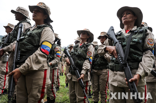 【카라카스( 베네수엘라) = AP/뉴시스】 = 베네수엘라의 국립볼리바르 무장군이 8월 14일 수도 카라카스의 군사행진을 준비하고 있다.&nbsp;&nbsp; 