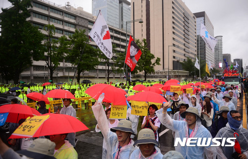 【서울=뉴시스】추상철 기자 =제72주년 광복절인 15일 오후 '민주노총 8.15 전국노동자 대회' 행진 참가자들이 서울 종로구 주한미국대사관 앞을 지나며 사드배치 철회와 한미연합군사훈련 중단을 촉구하고 있다. 2017.08.15. scchoo@newsis.com