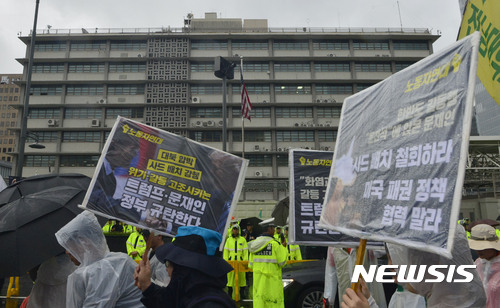 【서울=뉴시스】최동준 기자 = 15일 서울 중구 서울광장에서 주권회복과 한반도 평화실현 8.15범국민평화행동 주최로 열린 8.15 범국민대회에서 참석가들이 미국 대사관으로 행진한 뒤 사드 배치 철회를 촉구하고 있다. 2017.08.15. photocdj@newsis.com