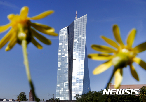 [프랑크푸르트=AP/뉴시스] 독일 프랑크푸르트에 있는 유럽중앙은행(ECB) 본부 (사진=뉴시스DB)