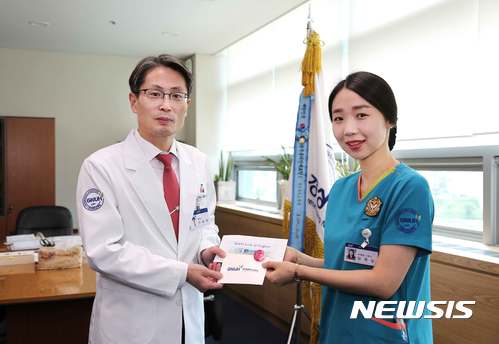 【진주=뉴시스】정경규 기자 = 경남 진주 경상대학교병원 신희석 병원장이 임산부 배려 배지와 축하카드를 전달하고 있다.2017.08.16.(사진=경상대병원 제공) photo@newsis.com