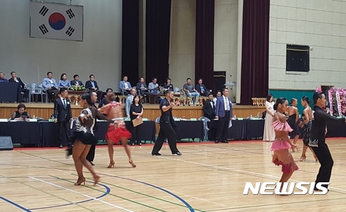  【양평=뉴시스】문영일 기자 = 경기 양평군은 제12회 물맑은 양평 전국 프로-아마 댄스스포츠 대회를 성황리에 마쳤다고 16일 밝혔다.사진은 대회 참가자들의 경연 모습. 2017.08.16. (사진=양평군청 제공) photo@newsis.com