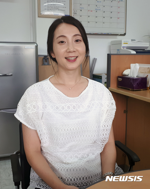 【대구=뉴시스】이통원 기자 = 대구지역 외사계 경찰 60여명 중 유일하게 러시아어에 능통한 전문 여자 경찰관이 있어 눈길을 끌고 있다.그 주인공은 현재 대구 수성경찰서 외사계에서 근무 중인 박보현(32·여) 순경이다. 2017.08.16.tong@newsis.com